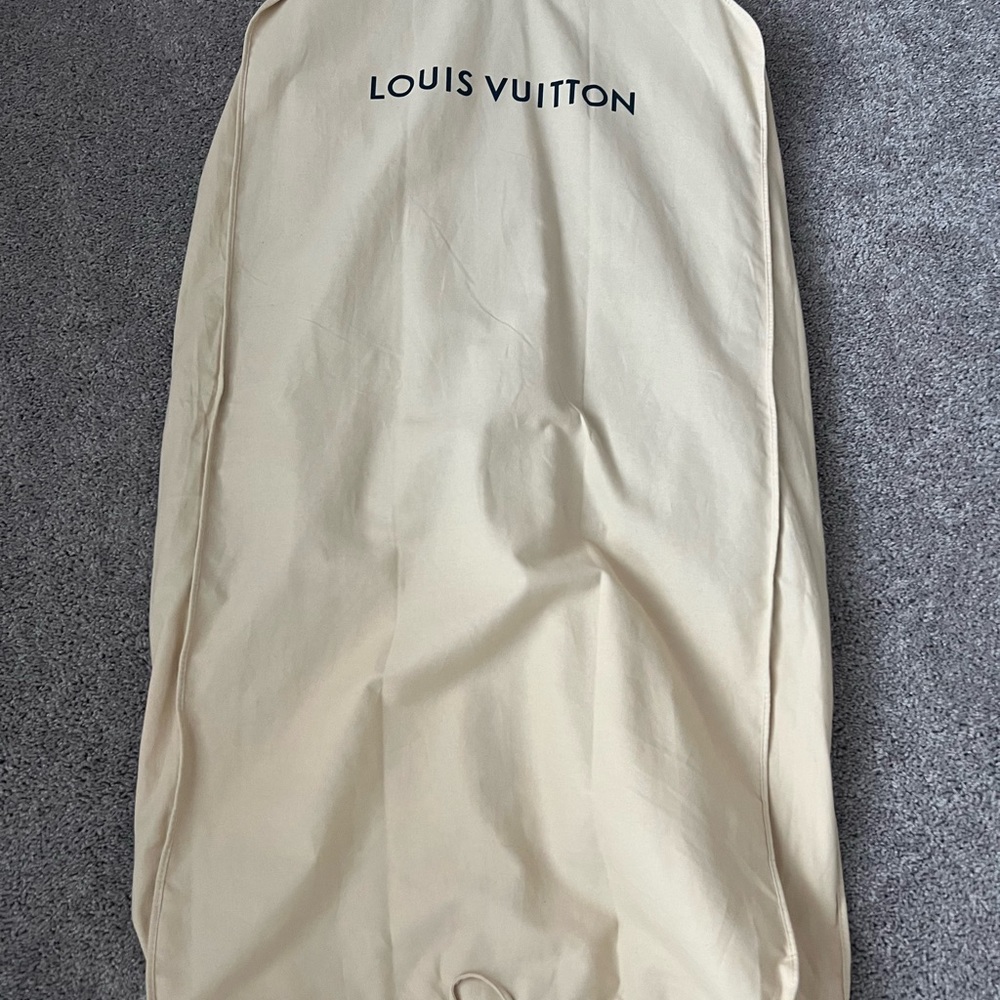 Louis Vuitton - Picture 13 of 14